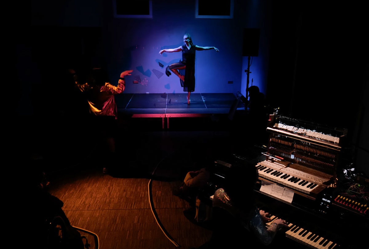 Chaos, in this order - a performance about masks and autism